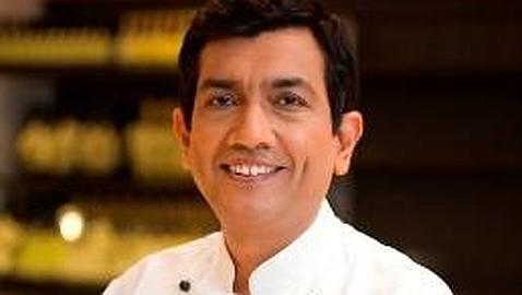 El chef indio Sanjeev Kapoor muestra sus trucos a cocineros espa?oles